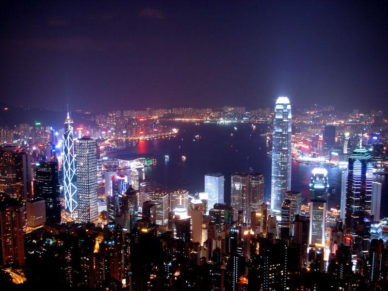 黑色背景下香港夜晚城市天际线