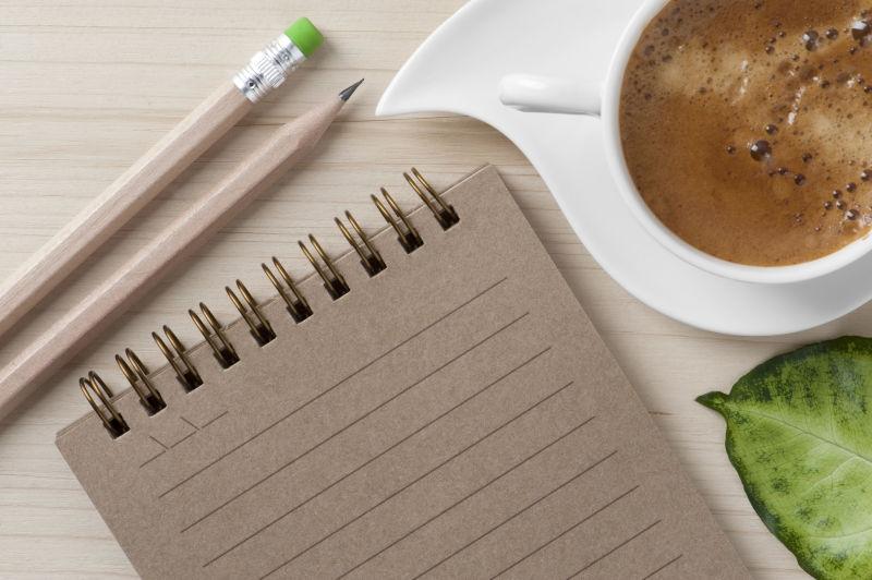 桌子上的空白笔记本和咖啡
