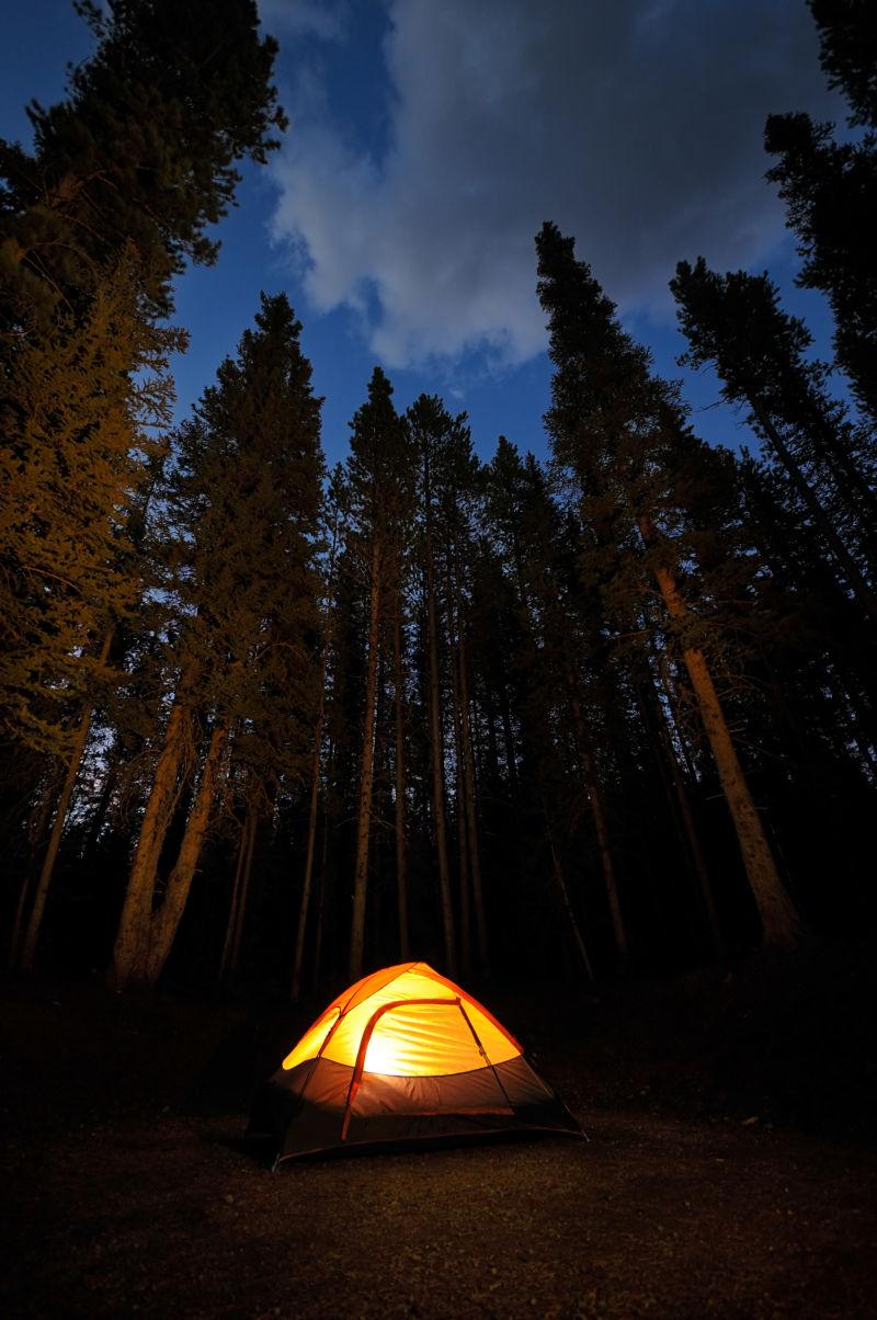 自然露营夜幕下的帐篷