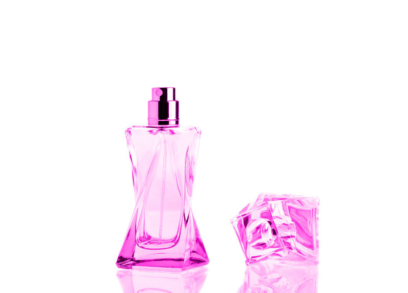 白色背景中的粉色香水