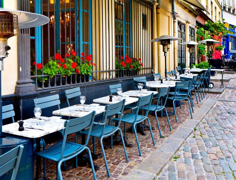 巴黎街道上的桌子和椅子
