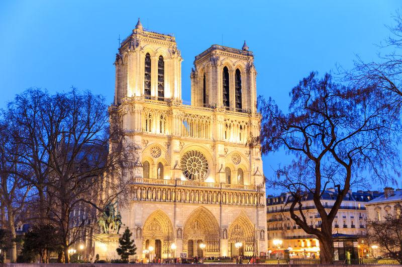 夜幕时分的法国巴黎圣母院