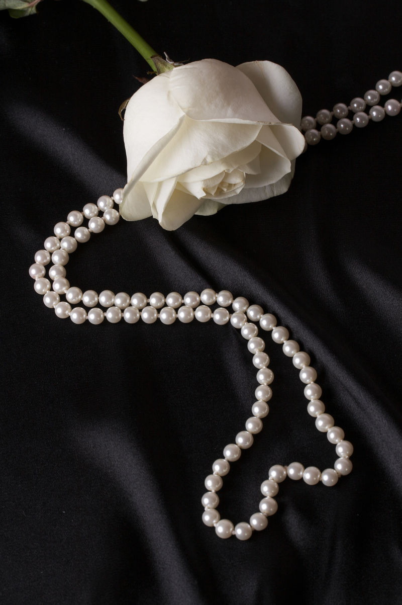 白色玫瑰边的珍珠项链