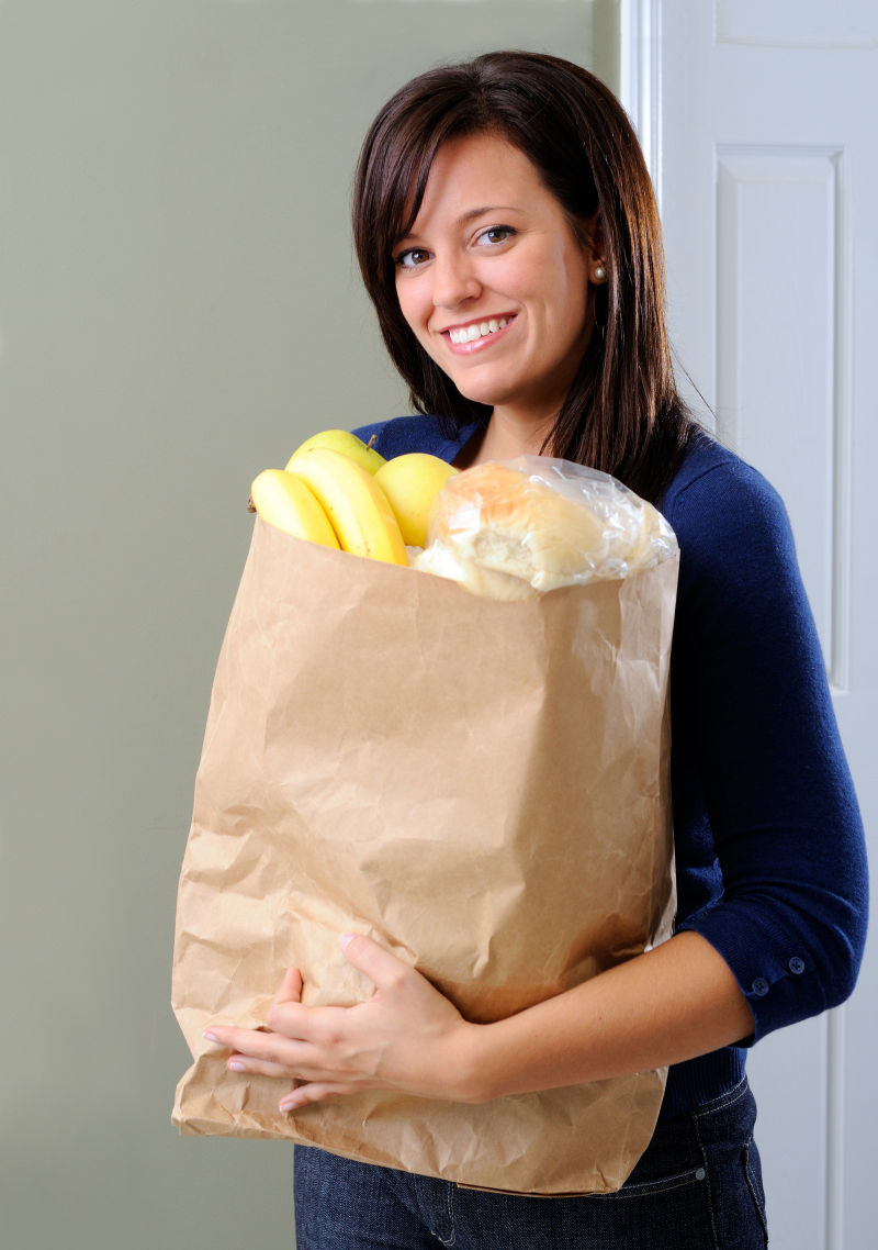 年轻女子带着一袋食品