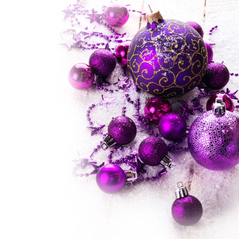 圣诞紫色装饰球背景