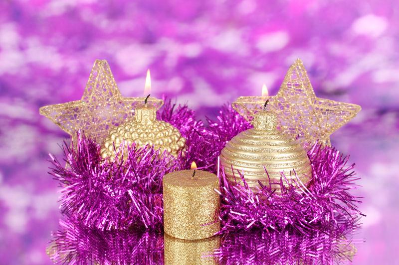 圣诞节紫色的蜡烛和装饰