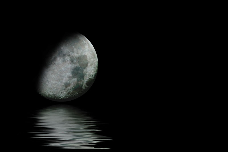 夜晚的半月形和阴影