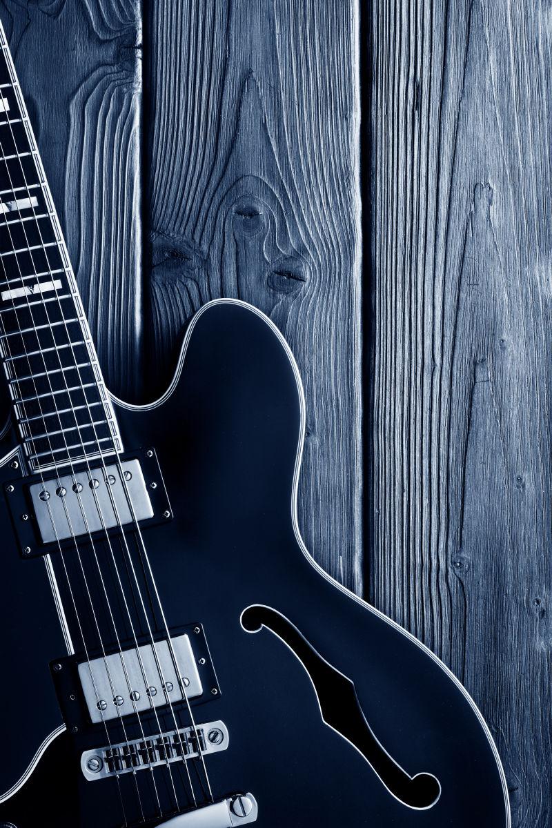 木制背景下的蓝调吉他