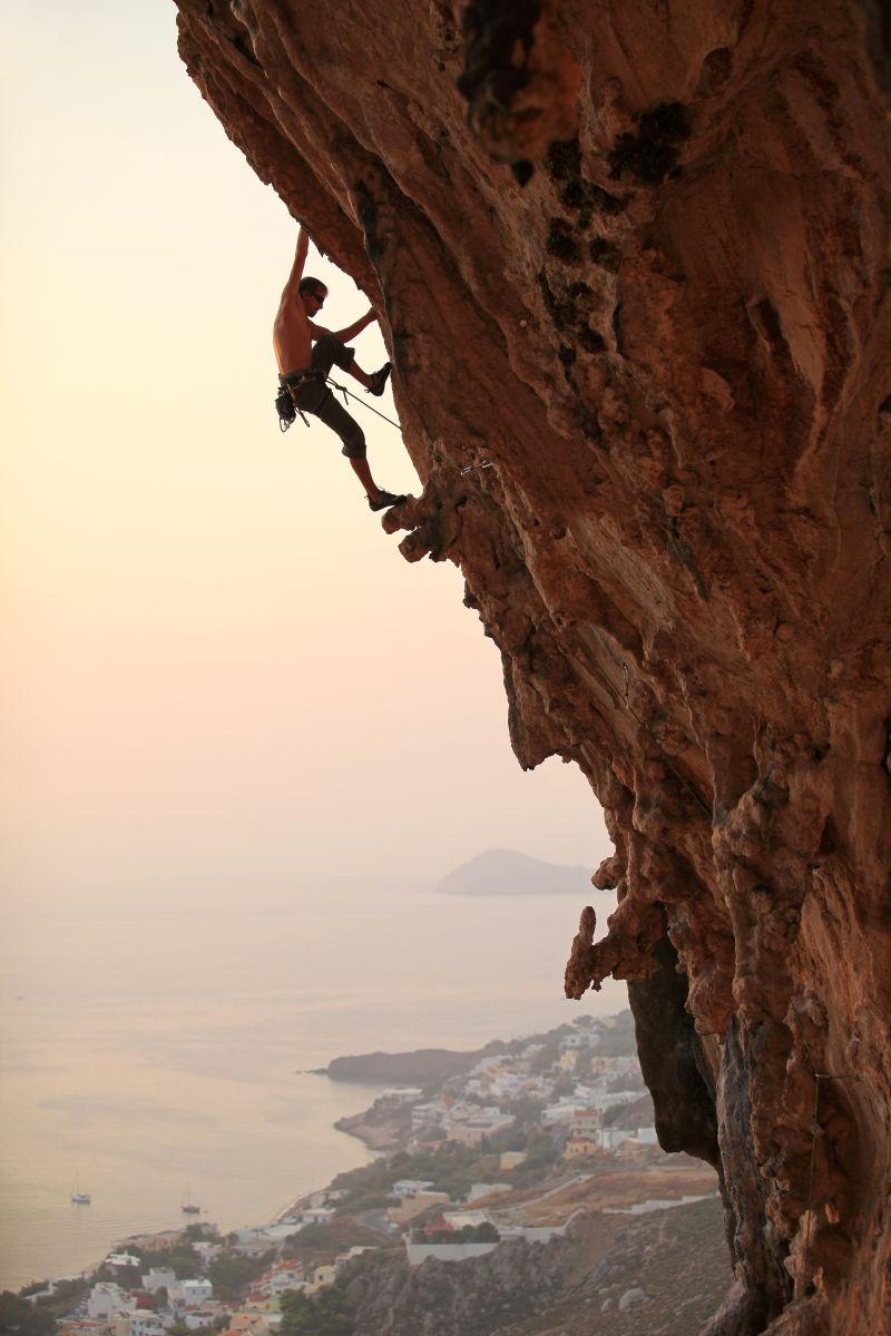攀岩者在日落时分攀岩
