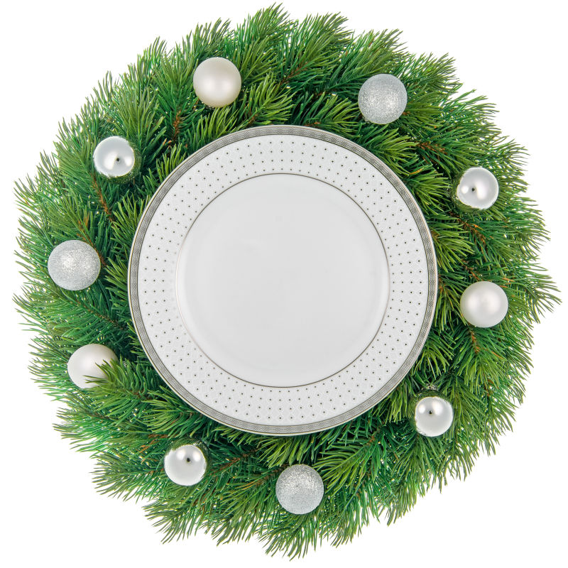 圣诞节绿色花环和白色盘子装饰