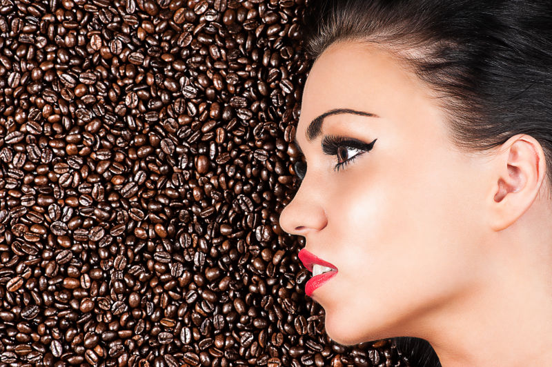 美女将脸贴在咖啡豆上
