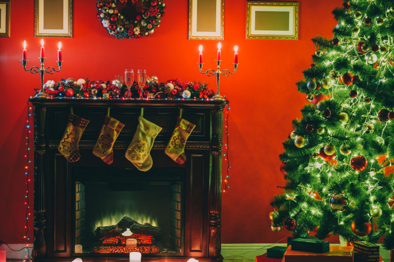 室内圣诞树和壁炉