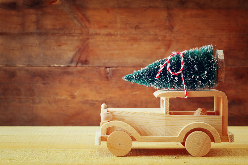 圣诞装饰树的小木汽车