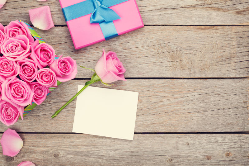 粉红玫瑰和情人节贺卡礼物盒