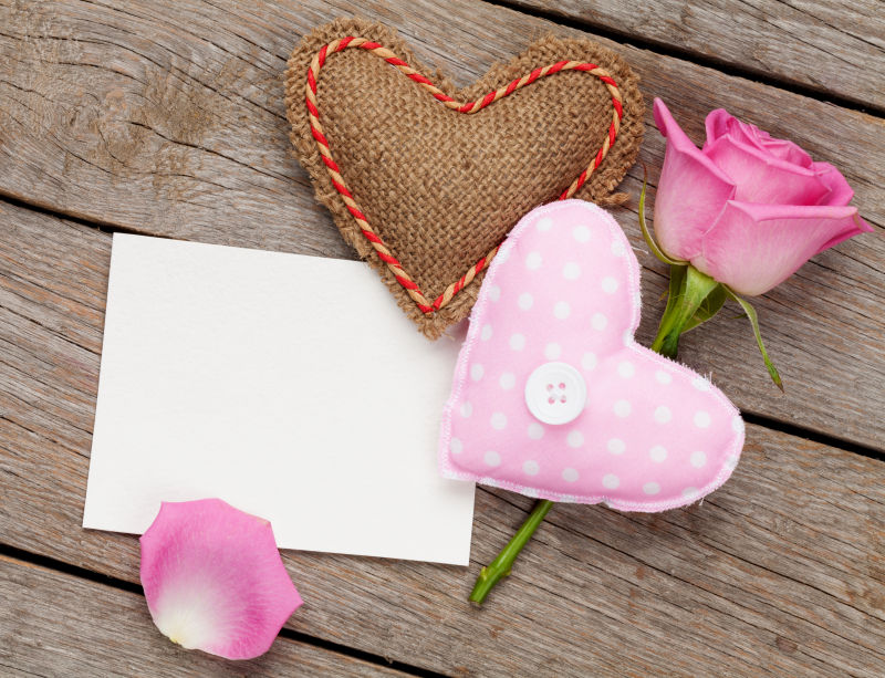情人节空白贺卡手工玩具心和粉红色玫瑰在木桌上