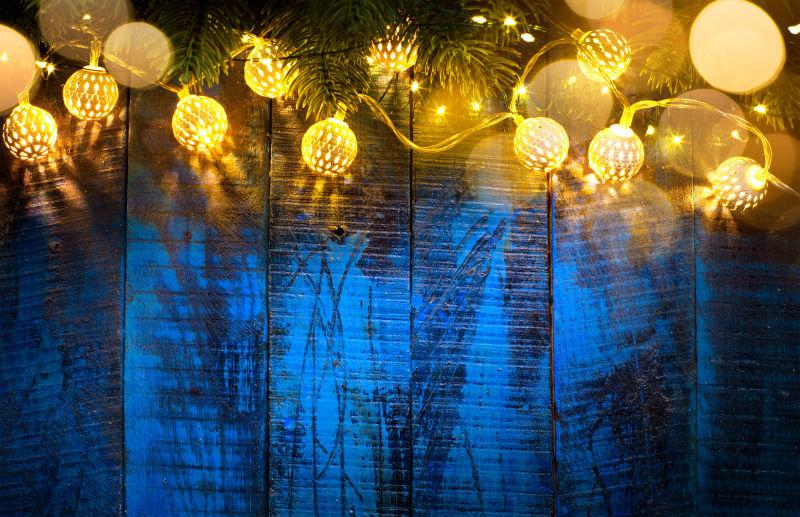 弦灯悬挂在老式蓝色木制背景上