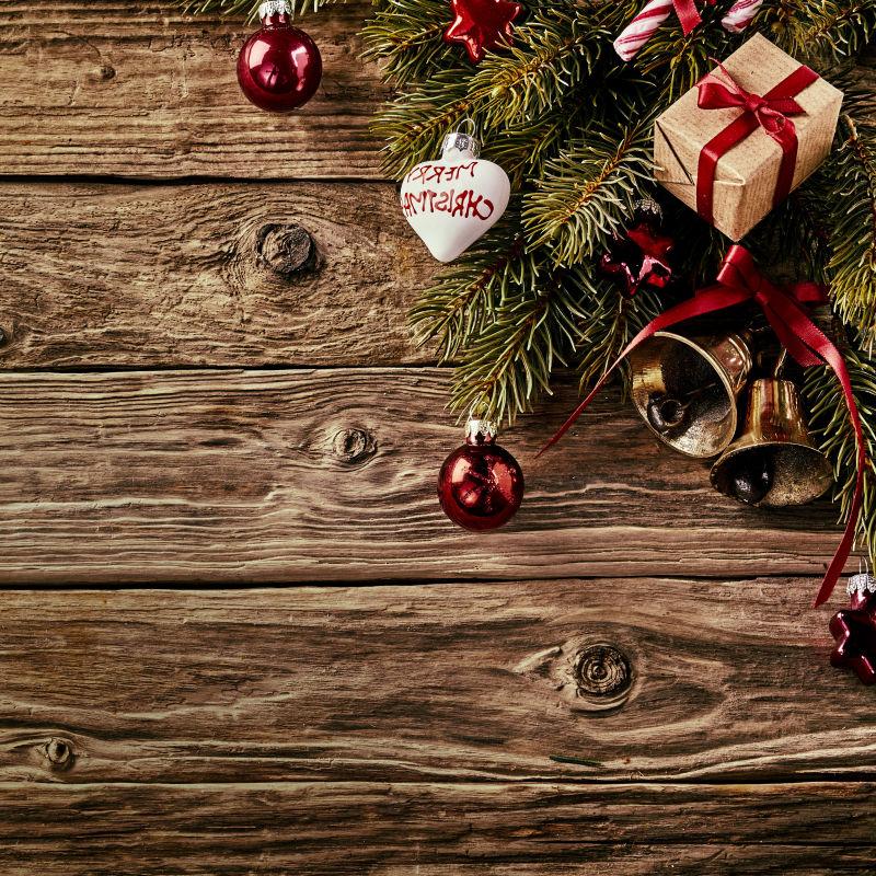 木质木材背景下的圣诞装饰品