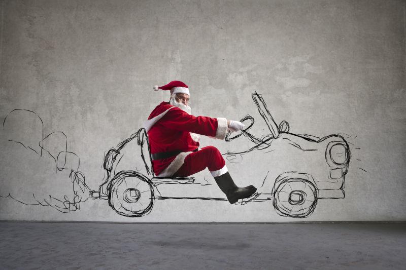 圣诞老人驾驶墙上画的汽车