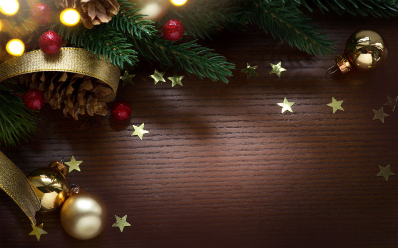 木板背景中的圣诞树装饰