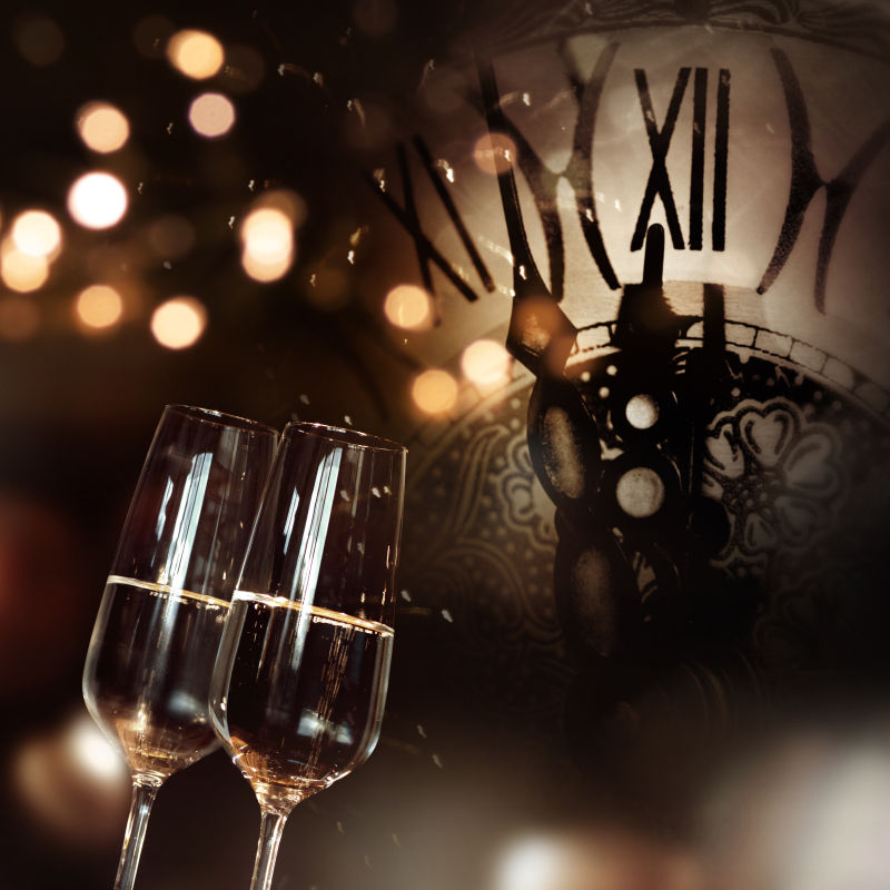 圣诞新年背景中的香槟和时钟