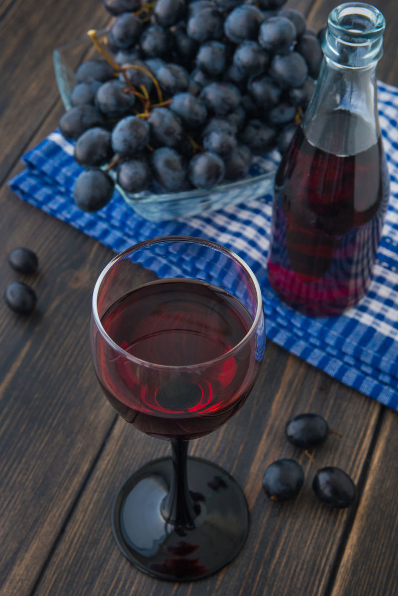 新鲜的红葡萄酒与葡萄