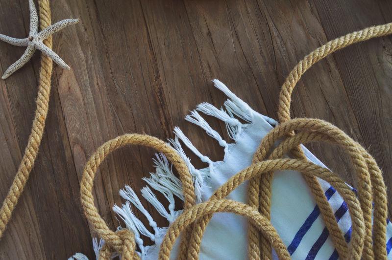 滨海乡村风光渔船上的绳子