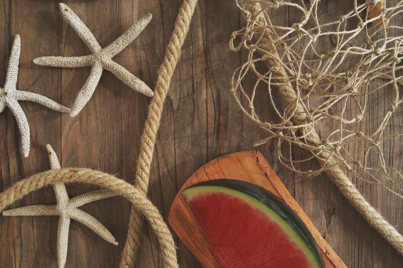 渔船甲板上的绳子和西瓜