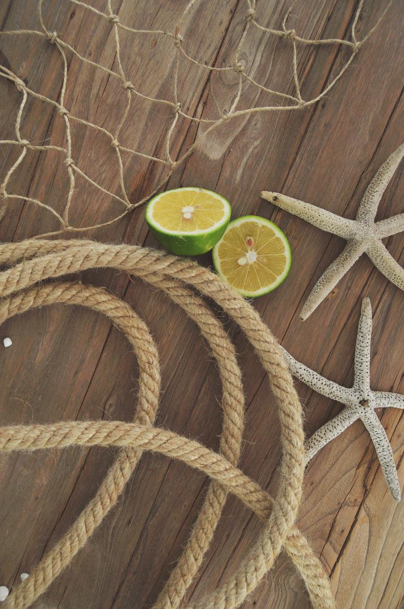 渔船甲板上的绳索和柠檬