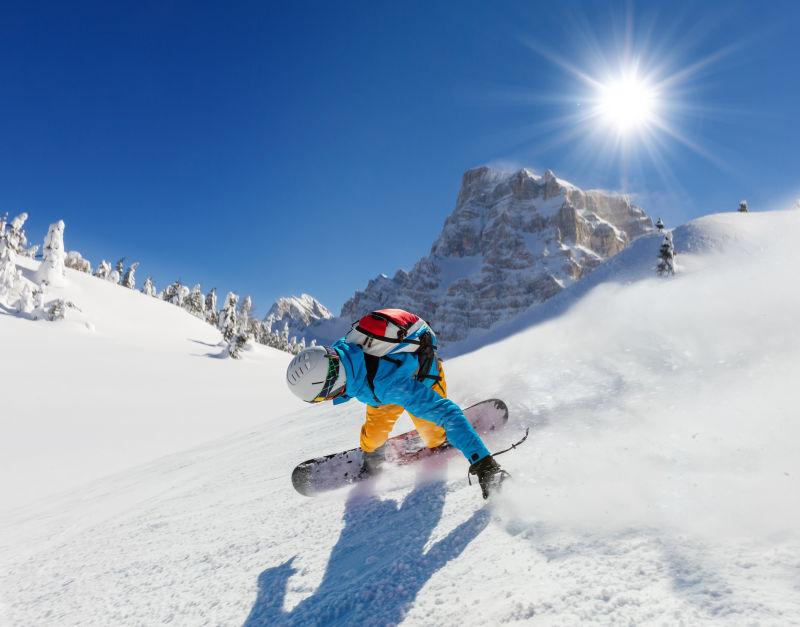 阳光下在雪山上滑雪的人