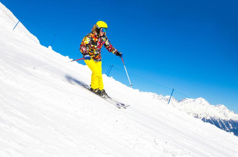 蓝天下在雪地上滑雪的人