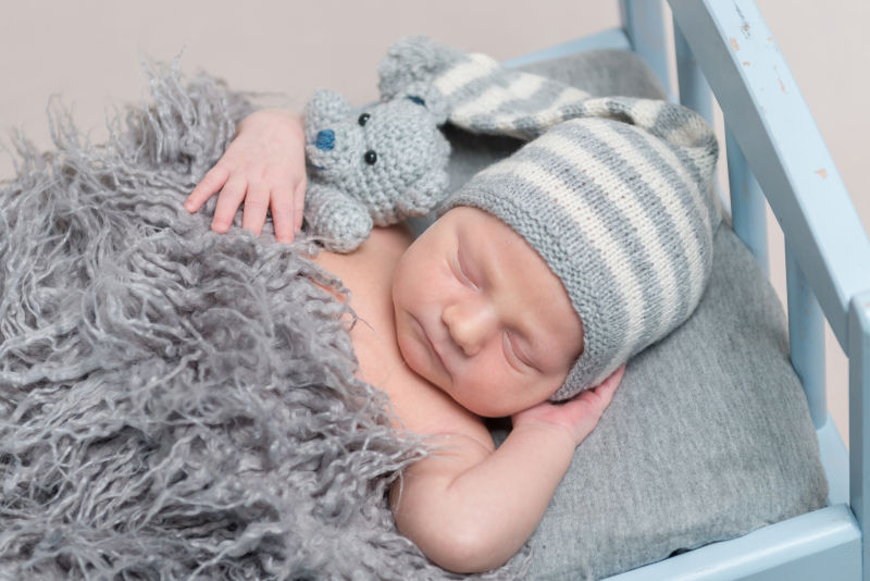 戴着灰色帽子的宝宝在睡觉