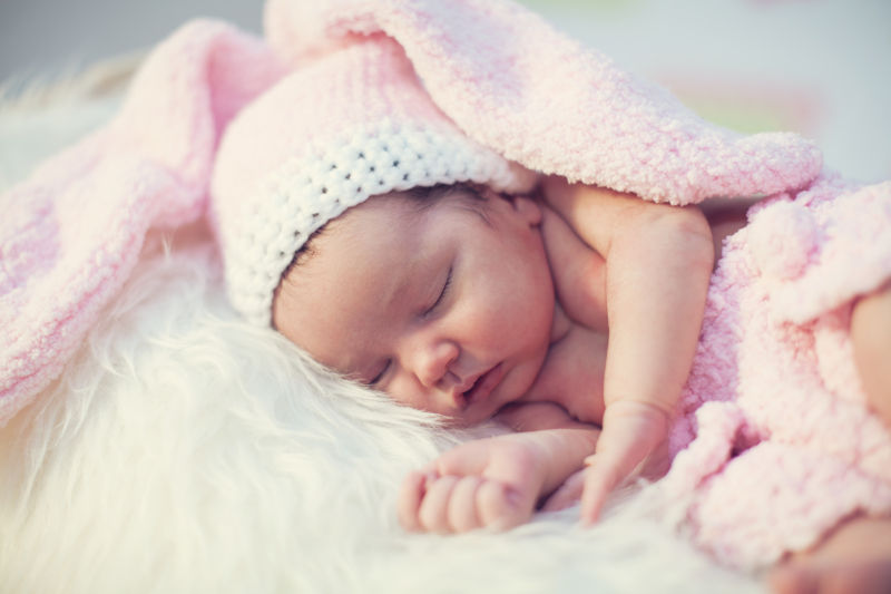 睡觉中的宝宝戴着粉色帽子