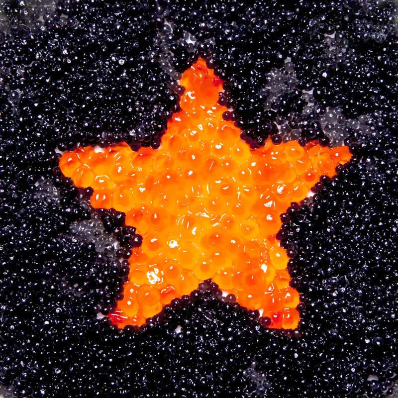 拼成星星形状的红色和黑色鱼子酱