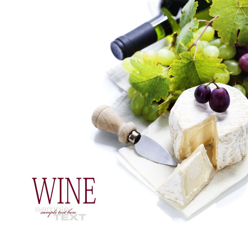 白色背景上的葡萄酒葡萄和奶酪