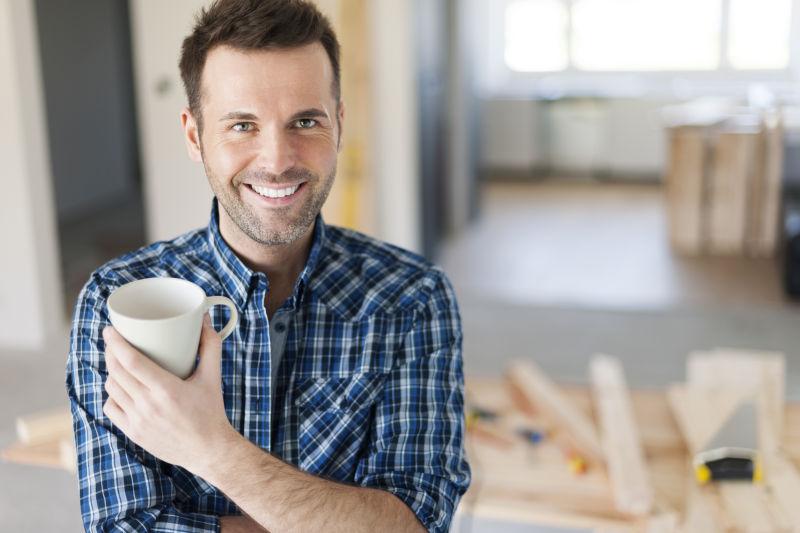 建筑工人一边喝咖啡的人的肖像