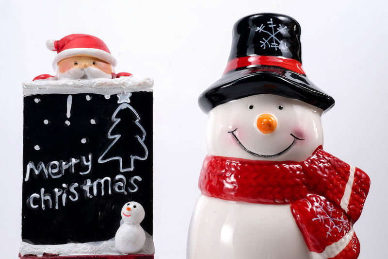 圣诞快乐黑色板和雪人娃娃