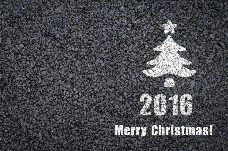柏油路背景下书写的圣诞树