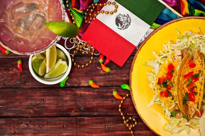 木板上的美味新鲜的墨西哥美食