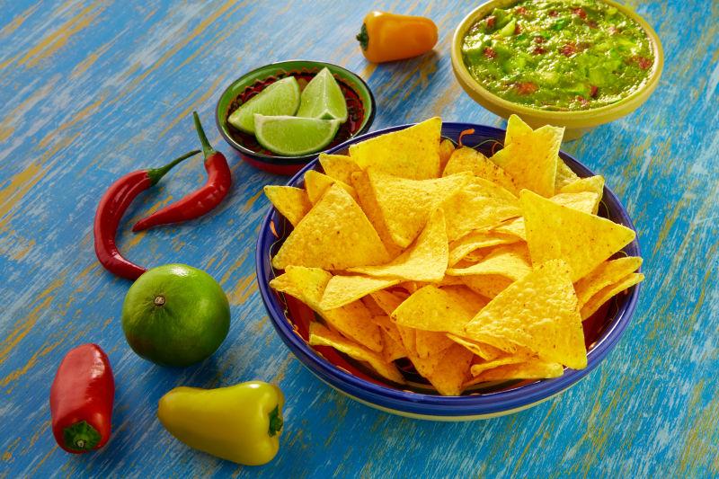 放在蓝色桌子上的美味的墨西哥食物