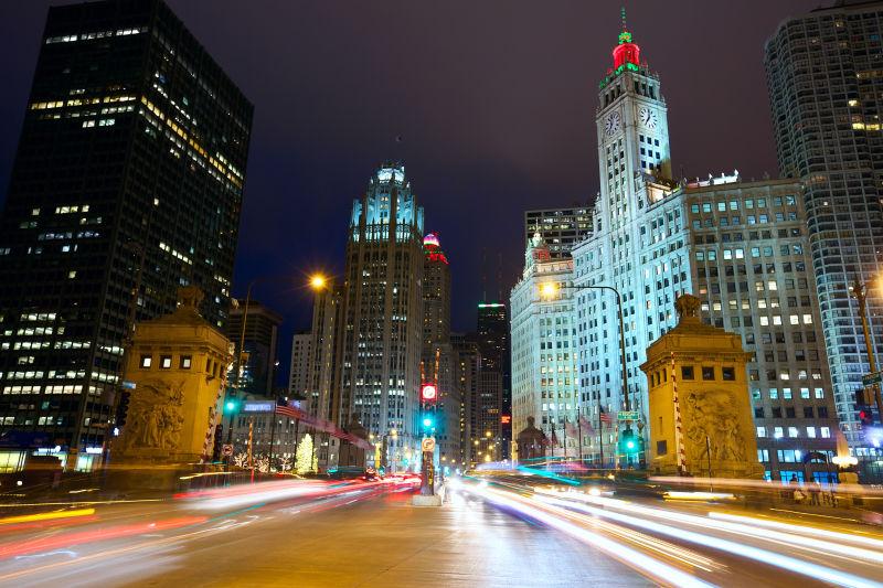 在夜间的芝加哥