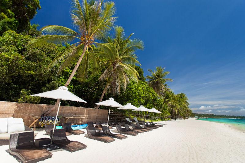 热带海岸的太阳伞和沙滩椅