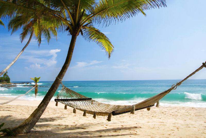 热带海滩上的浪漫舒适吊床