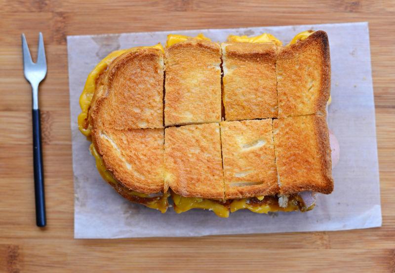木板上切开的美味的三明治