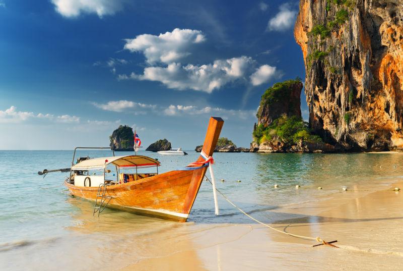 甲米莱利海滩上的泰国传统船只