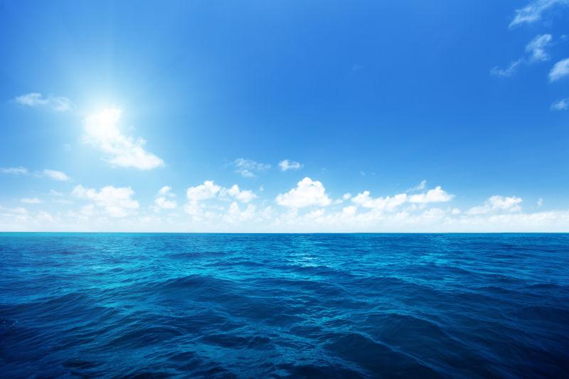 印度洋的完美天空与水
