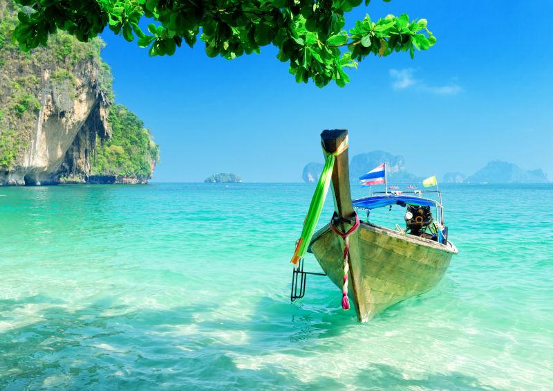 清澈的海水和蓝天泰国甲米省