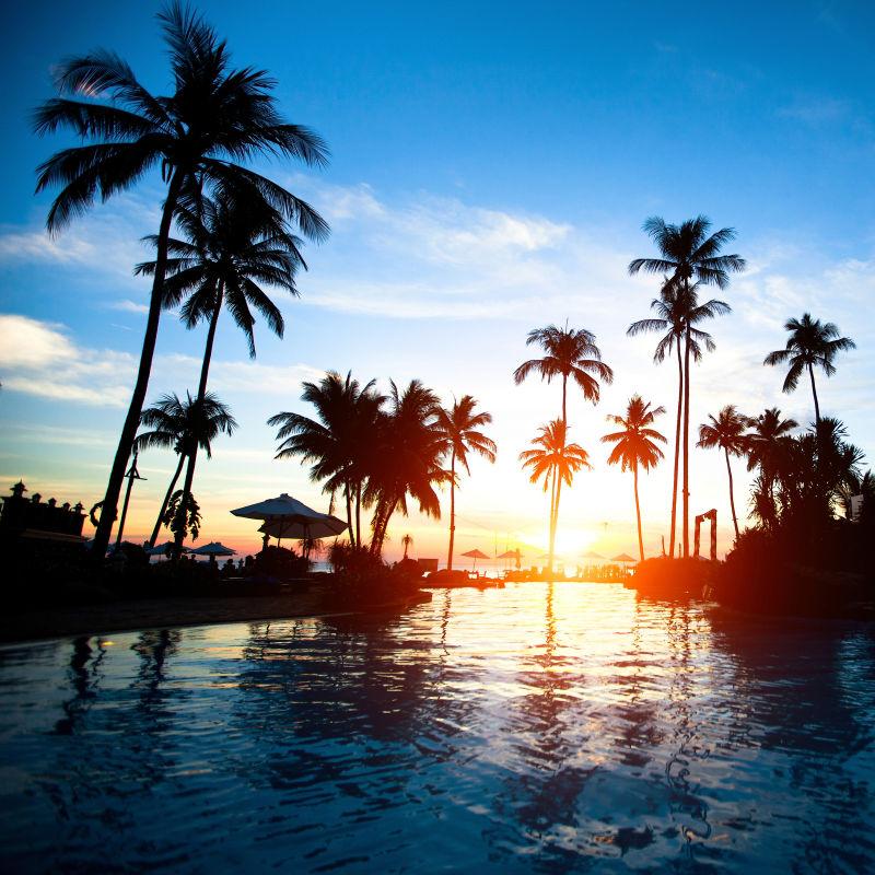 热带海滩度假胜地的美丽日落