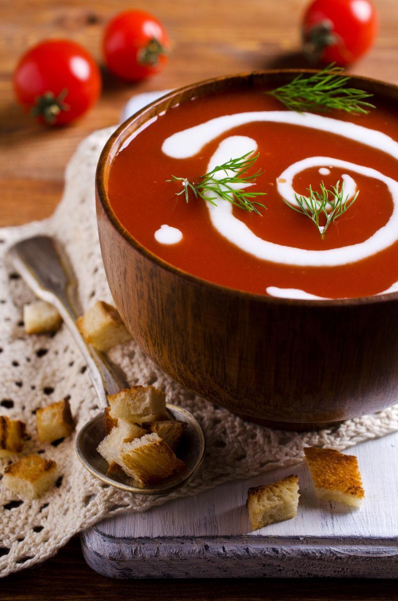 西红柿浓奶油在木制碗中的木制背景