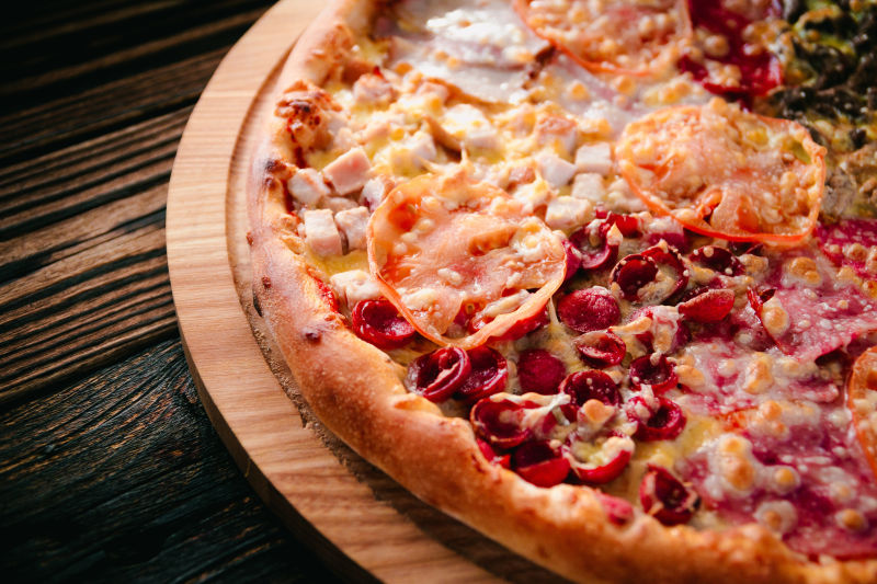 圆形切菜板上的好吃的披萨