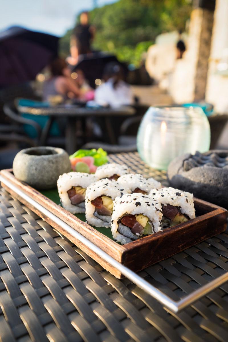 粟实在印度尼西亚巴厘岩酒吧户外餐厅用餐的木板上